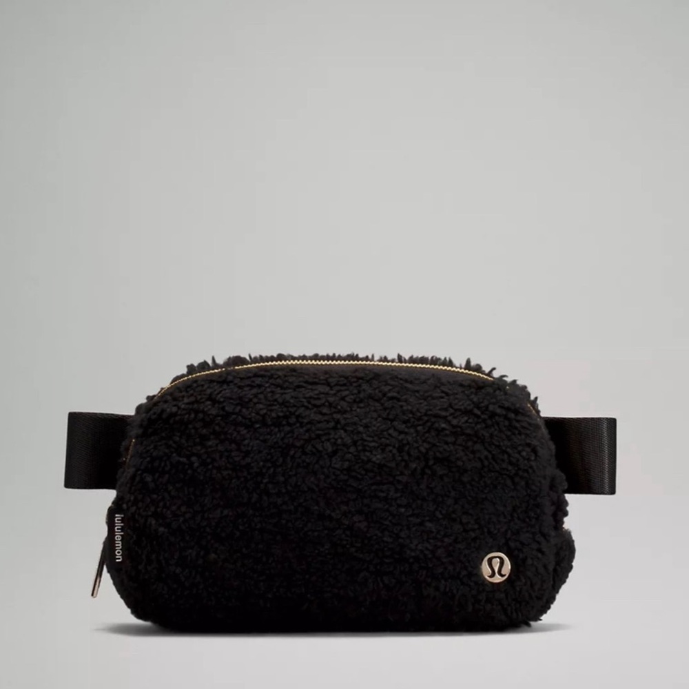 Lululemon Everywhere Fleece Belt Bag in Black